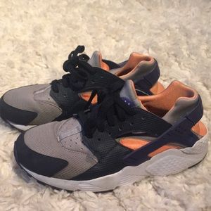 Nike orange and navy huaraches ⚡️